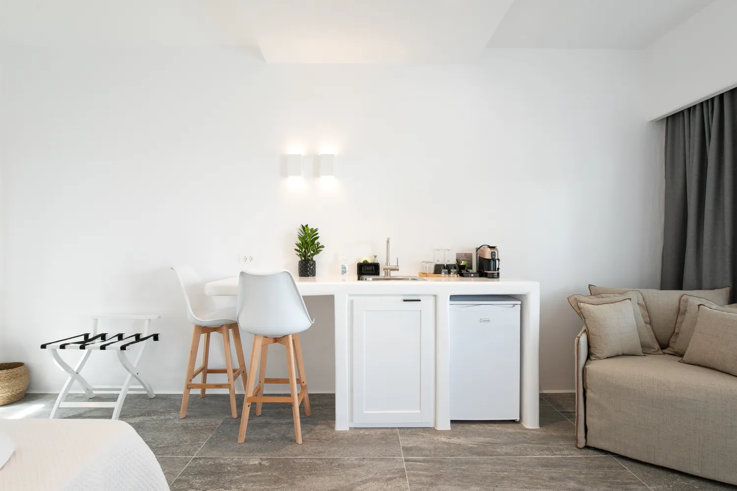 Kitchenette with breakfast bar and sofa in the Deluxe Garden Suite